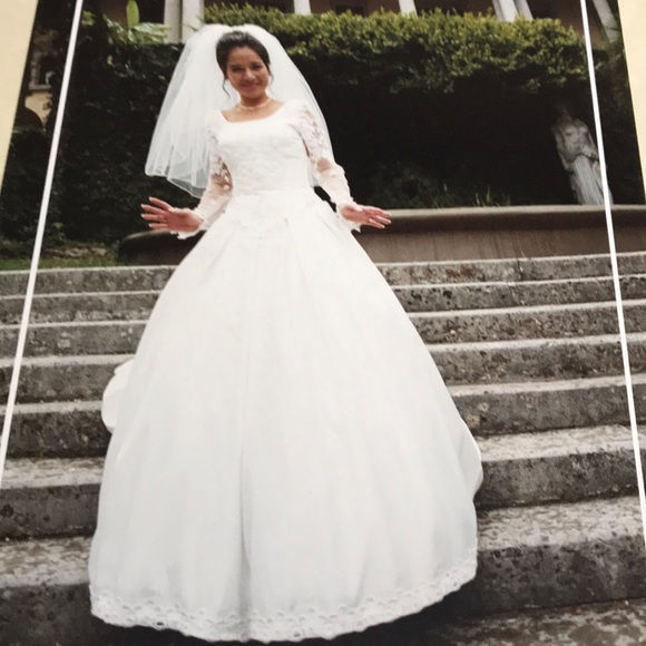 Wedding dress - Picture 3 of 8